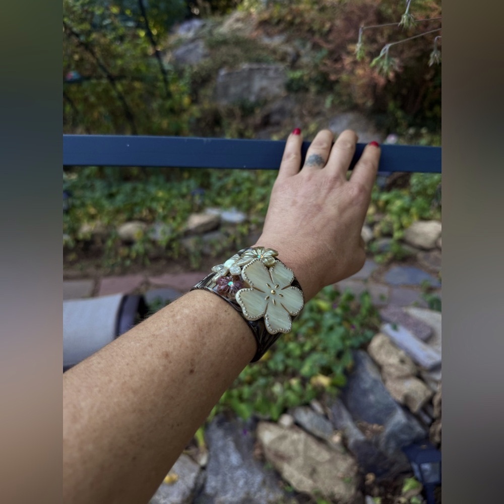 Vintage Bakelite like stunning flower and mother of pearl cuff bracelet - Picture 2 of 11